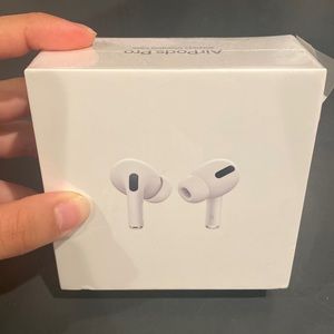 AirPods Pro (1st Gen) with Wireless Charging Case (NEW)